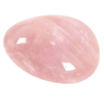 Quartz rose poli en forme de galet, aux nuances douces de rose pâle, posé sur un fond clair naturel.