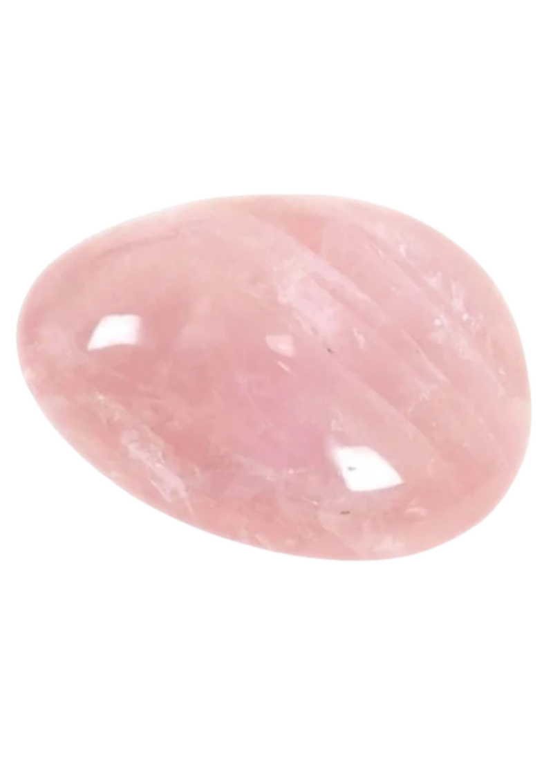 Quartz rose poli en forme de galet, aux nuances douces de rose pâle, posé sur un fond clair naturel.