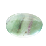 Fluorite multicolore taillée et polie, aux reflets violets, verts et bleus, posée sur un fond clair, symbolisant l’harmonie mentale et l’apaisement intérieur.
