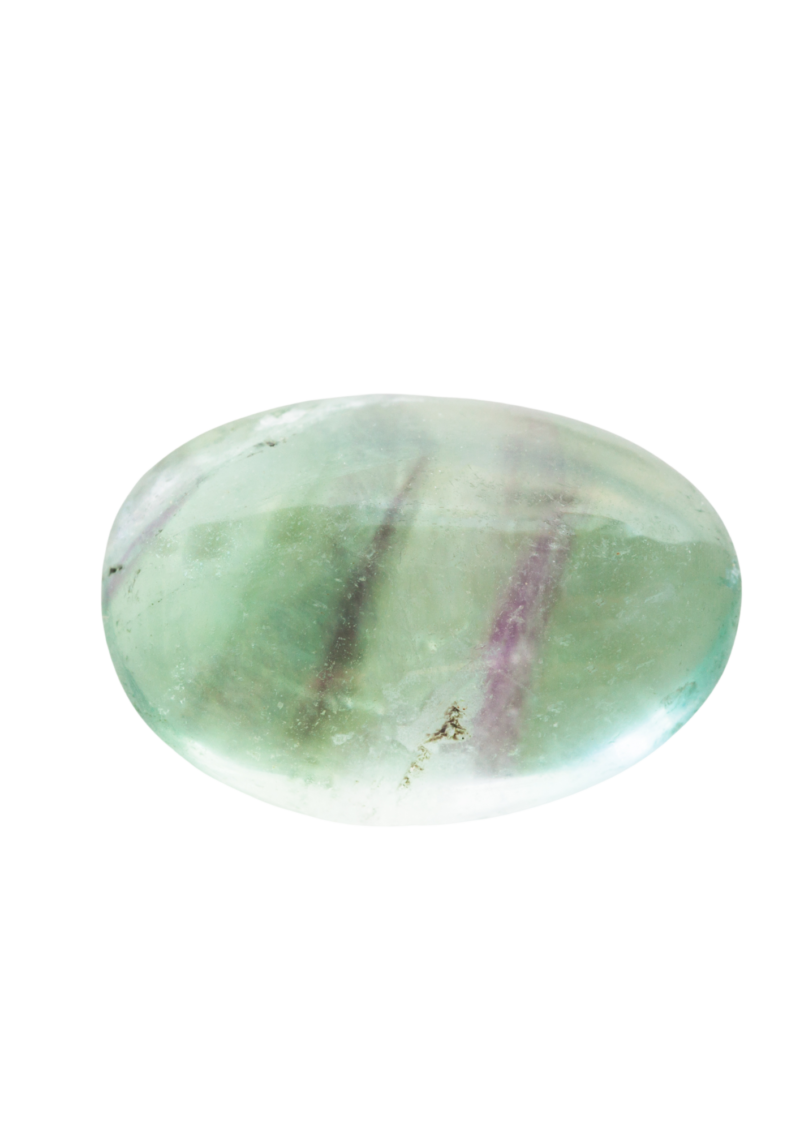 Fluorite multicolore taillée et polie, aux reflets violets, verts et bleus, posée sur un fond clair, symbolisant l’harmonie mentale et l’apaisement intérieur.