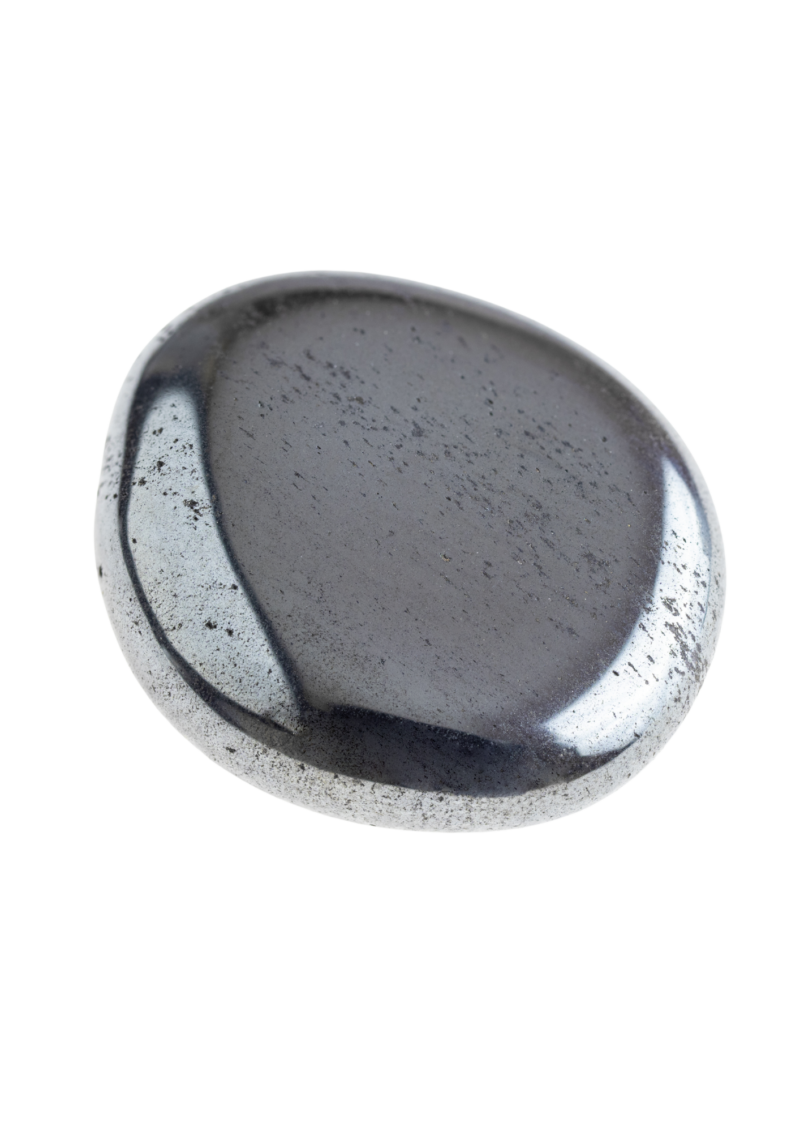 Pierre d’Hématite métallique et argentée, aux reflets brillants. Elle évoque l’ancrage, la stabilité et la force mentale.