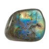 Pierre de labradorite aux reflets bleus et verts irisés, posée sur un fond neutre pour faire ressortir ses jeux de lumière.