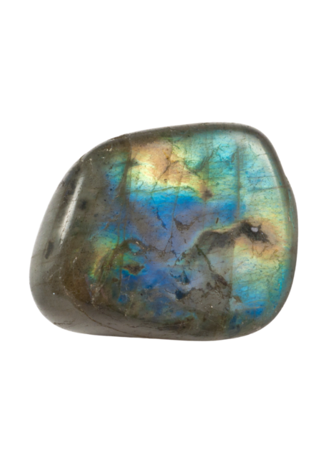 Pierre de labradorite aux reflets bleus et verts irisés, posée sur un fond neutre pour faire ressortir ses jeux de lumière.