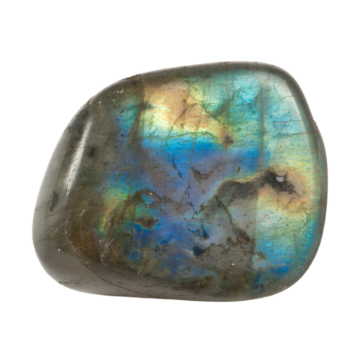 Pierre de labradorite aux reflets bleus et verts irisés, posée sur un fond neutre pour faire ressortir ses jeux de lumière.