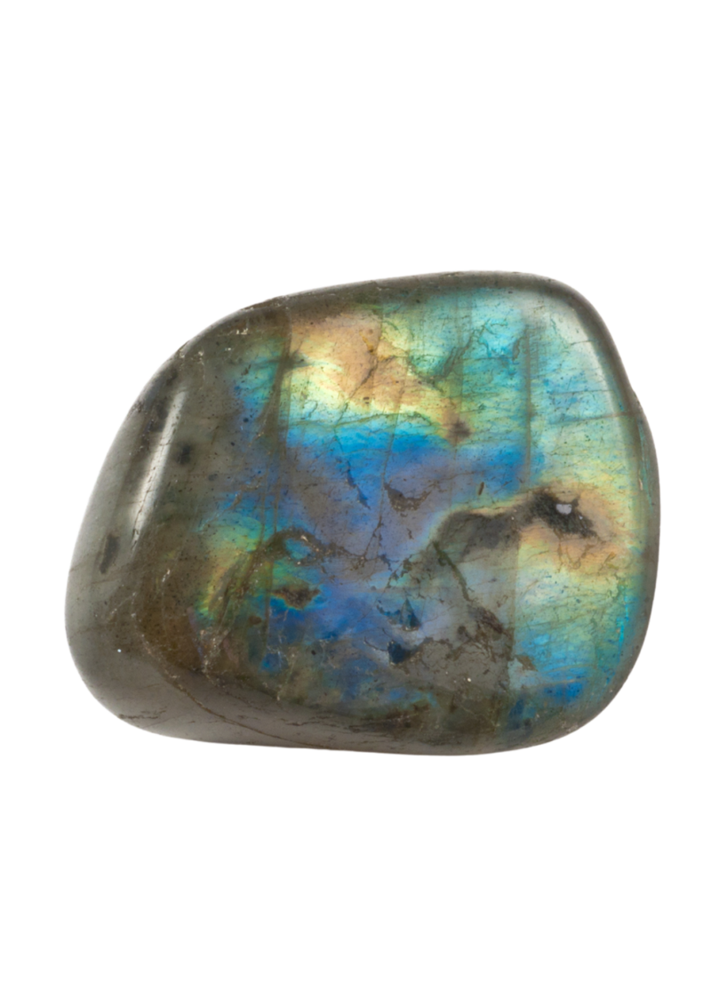 Pierre de labradorite aux reflets bleus et verts irisés, posée sur un fond neutre pour faire ressortir ses jeux de lumière.