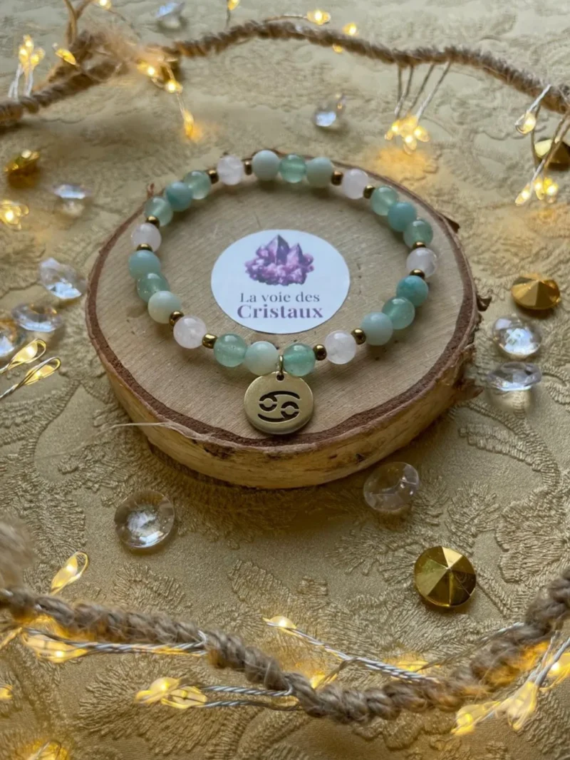 Breloque signe Cancer sur bracelet astrologique en pierres naturelles