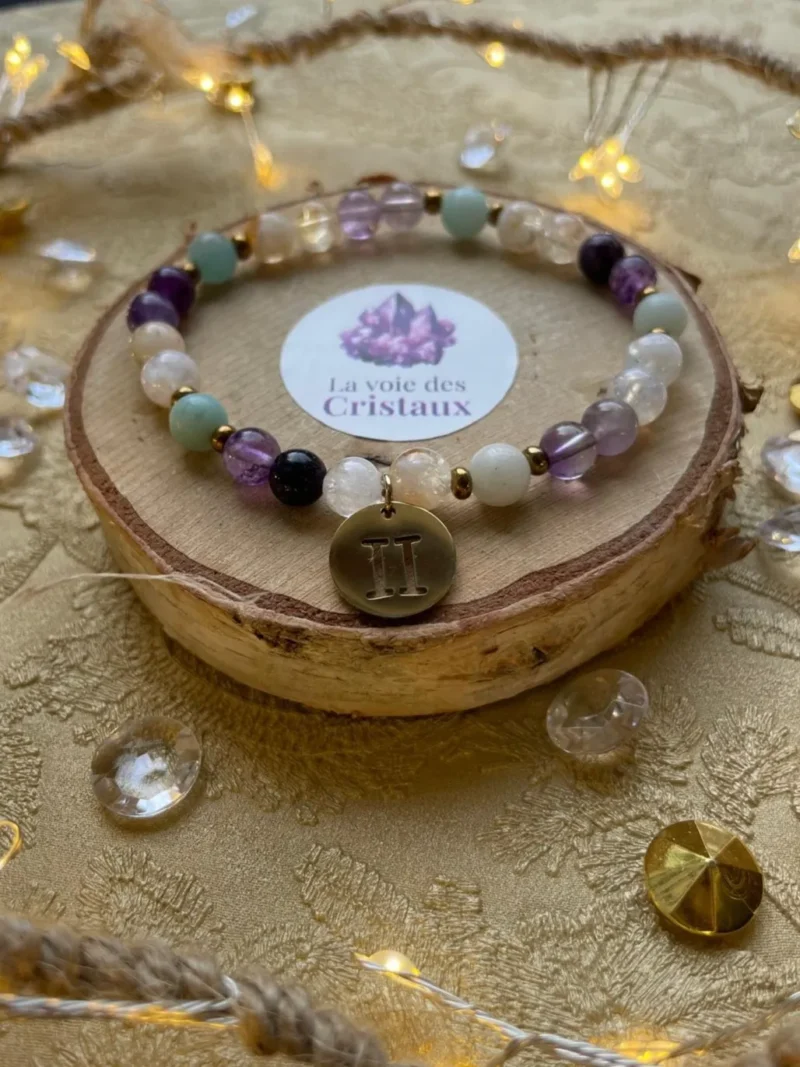 Bracelet signe astrologique Gémeaux en pierres naturelles avec breloque astrologique et perles dorées